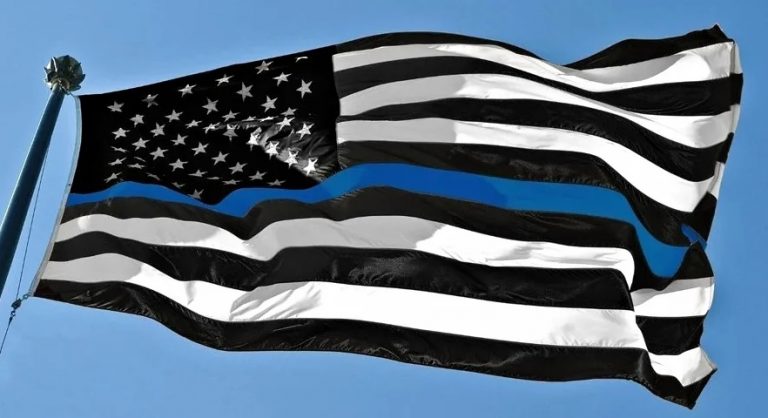 Что означает чёрный флаг США с синей полоской (и почему его стали ненавидеть в Америке)