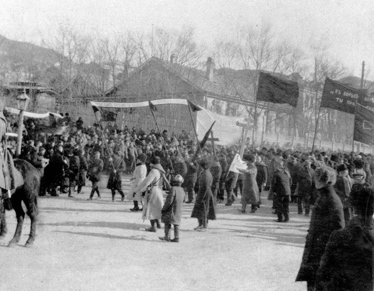 Демонстрация, организованная во время похорон жертв 10.01.1906. Фото: noel-17.livejournal.com