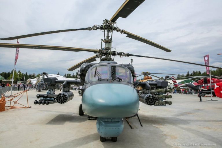Боевой вертолёт Ка-52 одновременно с ПТУР «Вихрь» (на фото слева) и ПТУР «Атака» (на фото справа)