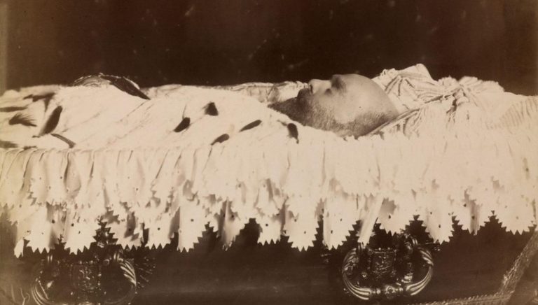 Тело Александра III в гробу