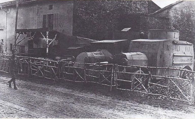 Справа налево: Эрхард/15, Даймлер/15, два броневика Минерва, легковая Минерва.