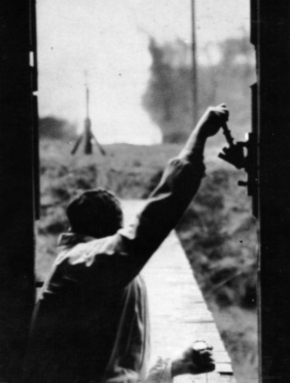 Клаус Ридель запускает ракету на полигоне Ракетенфлюгплатц, 1931 год. Фото из книги Рудольфа Небеля Die Narren von Tegel. Ein Pionier der Raumfahrt erzählt (1972)