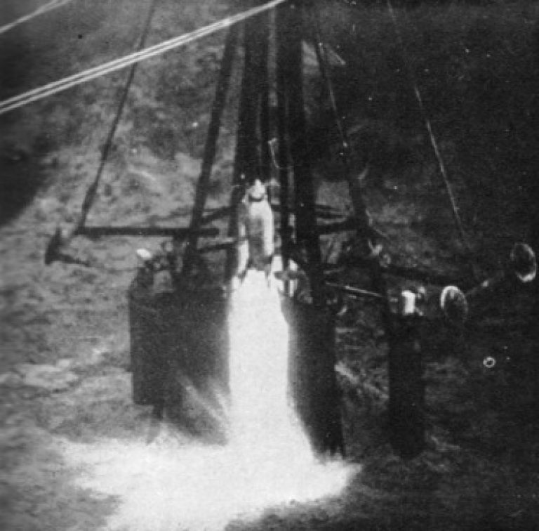 Испытания ракетного двигателя «Яйцо эпиорниса» (Elefantenvogel-Ei) на стенде полигона Ракетенфлюгплатц, 1931 год. Фото из книги Рудольфа Небеля Die Narren von Tegel. Ein Pionier der Raumfahrt erzählt (1972)