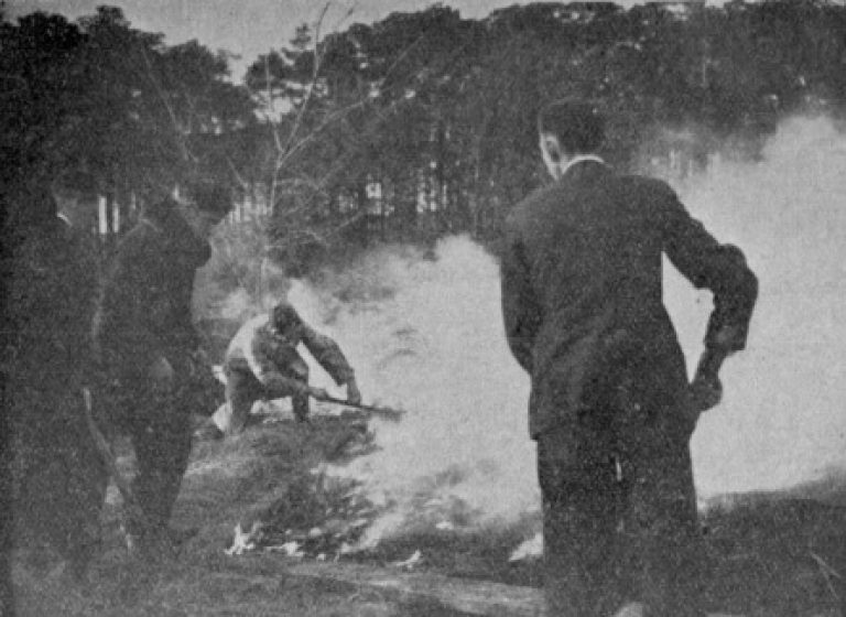 Ракетчики тушат пожар на полигоне Ракетенфлюгплатц. Фото из брошюры Рудольфа Небеля Raketenflug (1932)