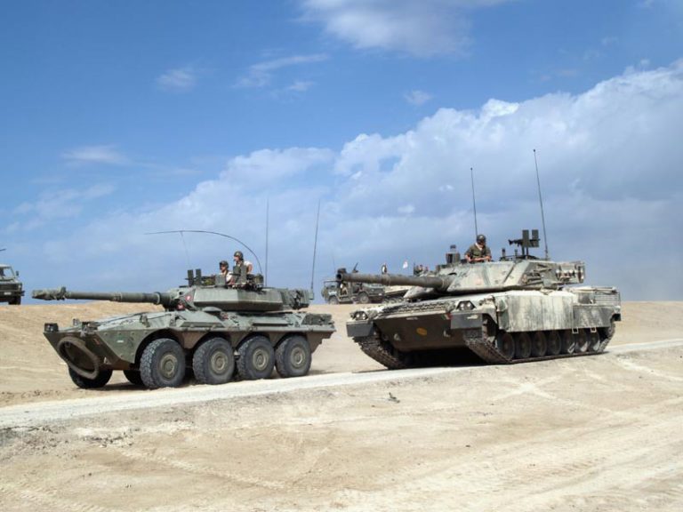  Бронемашина В1 «Чентауро» и танк С1 «Ариете» (с установленным комплектом дополнительного бронирования) в Ираке