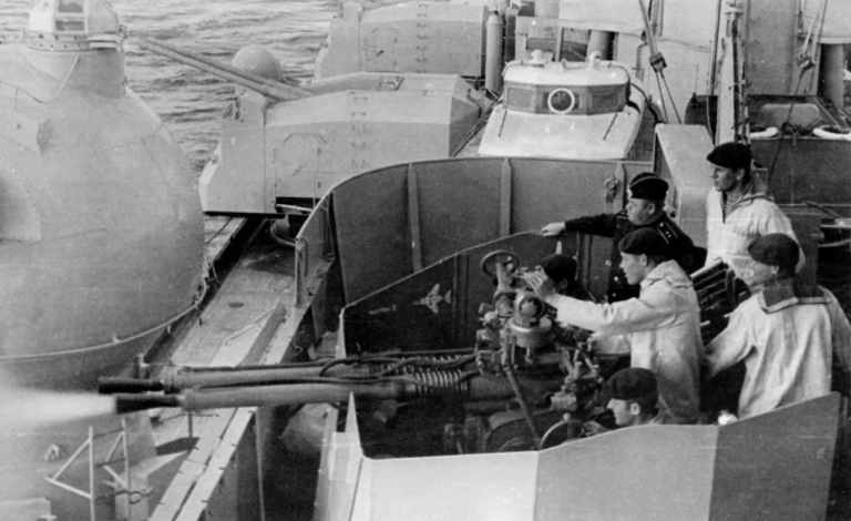 Установка В-11 на легком крейсере "Адмирал Ушаков"
