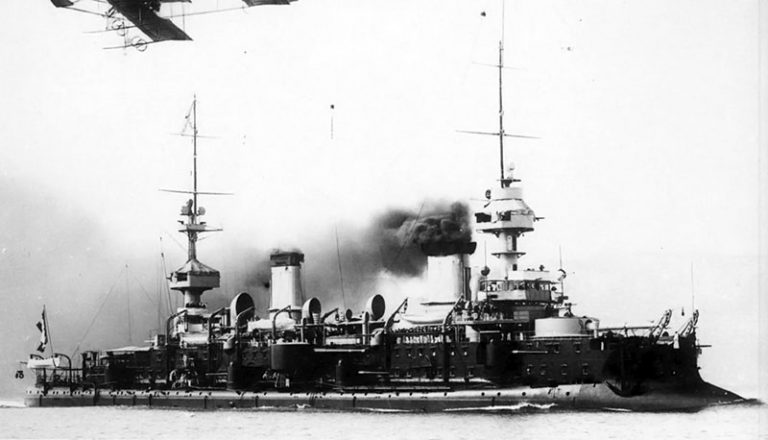 Эскадренный броненосец «Massena» во время маневров флота. В левом верхнем углу в кадр попал один из первых аэропланов