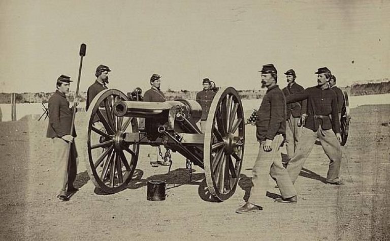 1-я артиллерийская батарея. Форт Ричардсон. Расчет 20-фунтовой пушки Паррота с пятиугольным каналом ствола. Это пушка модели 1861 года, она изготавливалась из чугуна и имела ствол, армированный лентой из кованого железа. Несмотря на неплохие характеристики, она заслужила сомнительную репутацию взрывоопасного орудия. Имели места разрыва ствола со смертью или ранением артиллеристов, чего не случалось с пушками Уитворта. Конфедеративные Штаты Америки также изготовляли копии этого орудия