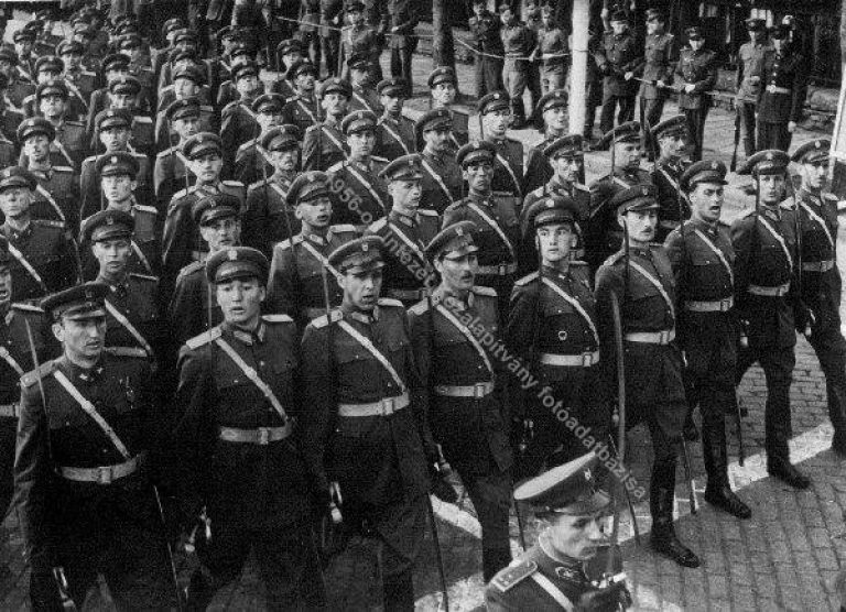 Венгерская Красная армия во время парада в Будапеште