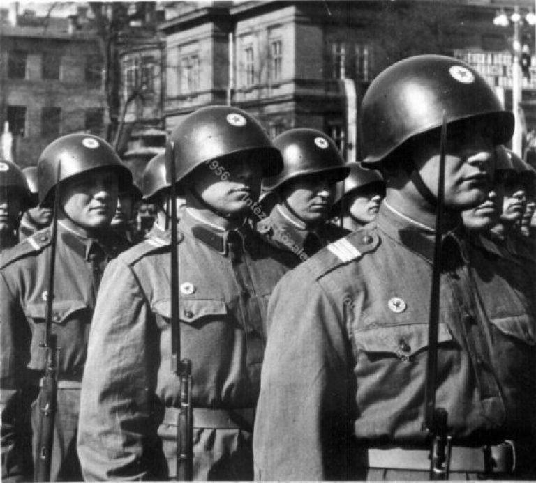 Венгерская Красная армия во время парада в Будапеште