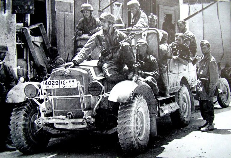 На автомобилях Morris-Commercial CS8 англичане воевали с немцами и итальянцами в Северной Африке. 1941 год