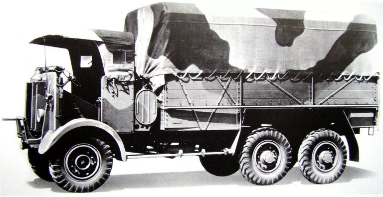 Одна их первых трёхосных бескапотных трёхтонок Karrier CK6 с 80-сильным мотором для доставки крупногабаритных грузов. 1933 год