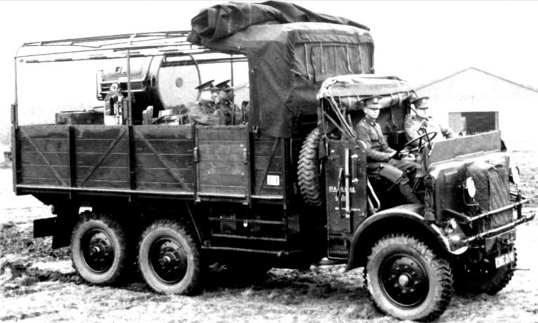 Стандартизованный грузовик Crossley IGL8 с деревянным бортовым кузовом для прожекторной станции
