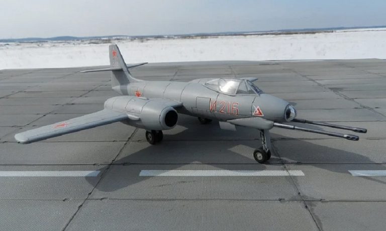Модель истребителя И-216