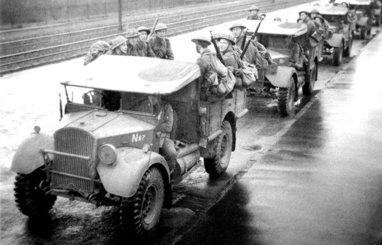 Пикап Ford WOT2C раннего выпуска со съёмным навесом кабины и продольными скамьями