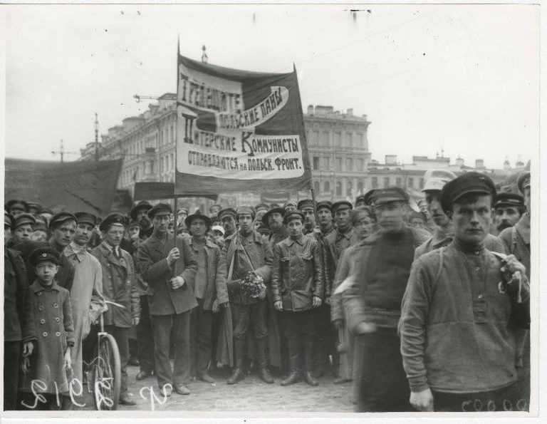 Коммунисты перед отправкой на Польский фронт. 1920 год