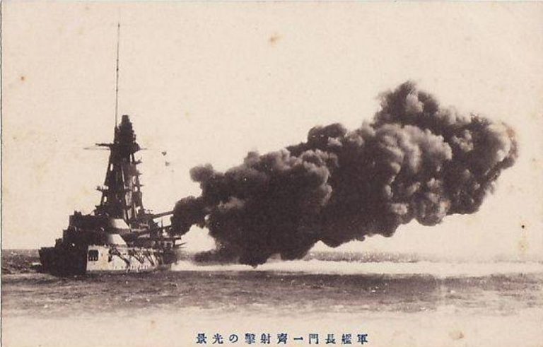 Выстрел 410-мм орудий линкора "Нагато". Такие же пушки планировалось ставить на "Кага" и "Амаги"