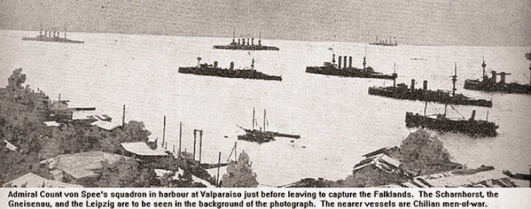  Эскадра фон Шпее на рейде Вальпараисо. Фото сделано непосредственно перед уходом кораблей к Фолклендам. На заднем плане видны «Шарнхорст», «Гнейзенау» и «Нюрнберг»Источник: firstworldwar.com