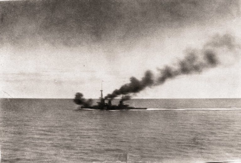Линейный крейсер «Инфлексибл» ведёт огонь. Фото из коллекции автора