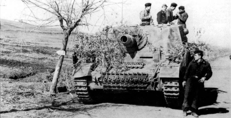 Немецкая САУ Sturmpanzer IV, построенная на базе среднего танка PzKpfw IV, известная также как «Brummbär» (гризли). В советских войсках ее называли «Медведь». Вооружена 150-мм гаубицей StuH 43