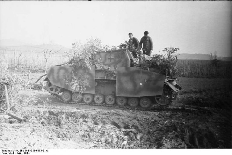 Sturmpanzer IV в области Италии , март 1944 года