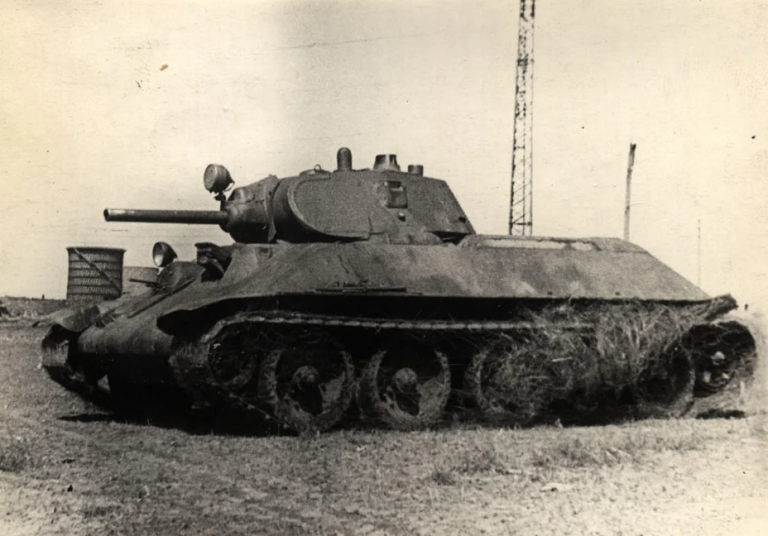 Танк А-34 (опытный образец танка Т-34) на войсковых испытаниях, весна 1940 года