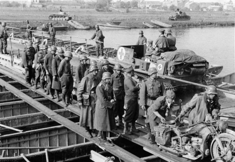 Немцы переправляются через Маас у Седана