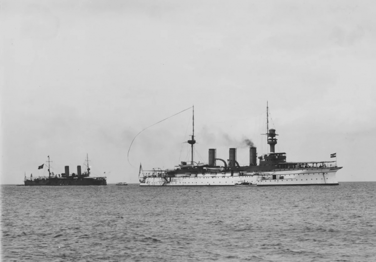 Hertha в Занзибаре, 1905 г. На заднем плане итальянский крейсер типа Umbria.
