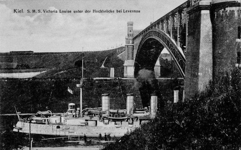 Victoria Luise под мостом у Лефензау в Кильском канале.
