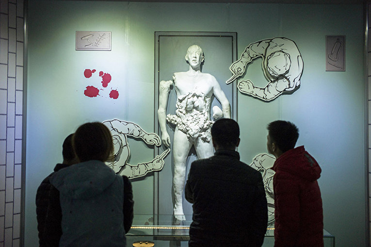 7 января 2015 года. Экспонат музея, изображающий эксперименты над человеком в музее Unit 731 в Харбине, Китай.