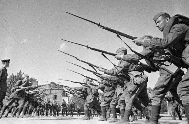 Красноармейцы учатся штыковому бою. Фото Wikimedia Commons