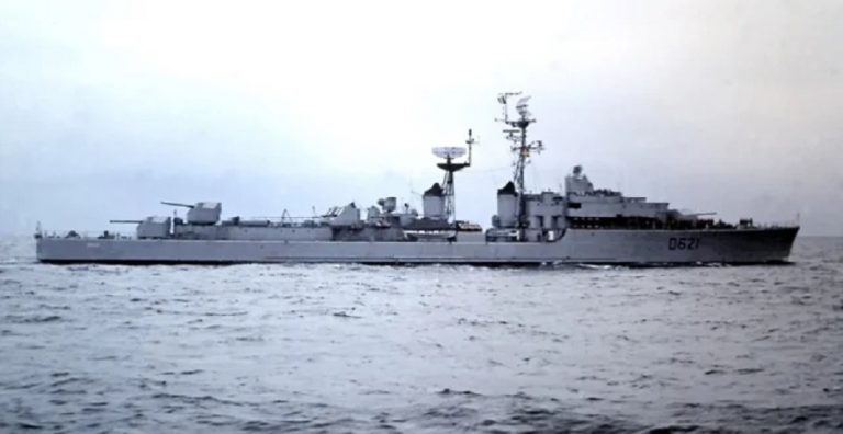 Французский эсминец D621 "Сюркуф"