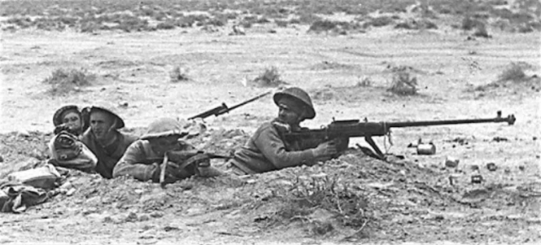 Пехотинцы с противотанковым ружьём Rifle, Anti-Tank, .55in, Boys в сражении у Эль-Аламейна. В английской пехоте было много противотанковых ружей. Изначально они были калибром 0.5-дм (12.7 мм), затем перешли на 0.55-дм (13.97 мм).