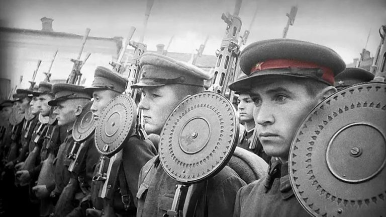 Красная армия в тридцатые годы, конечно, «подросла». Но ей не хватало практики, а тут еще и чистки комсостава.