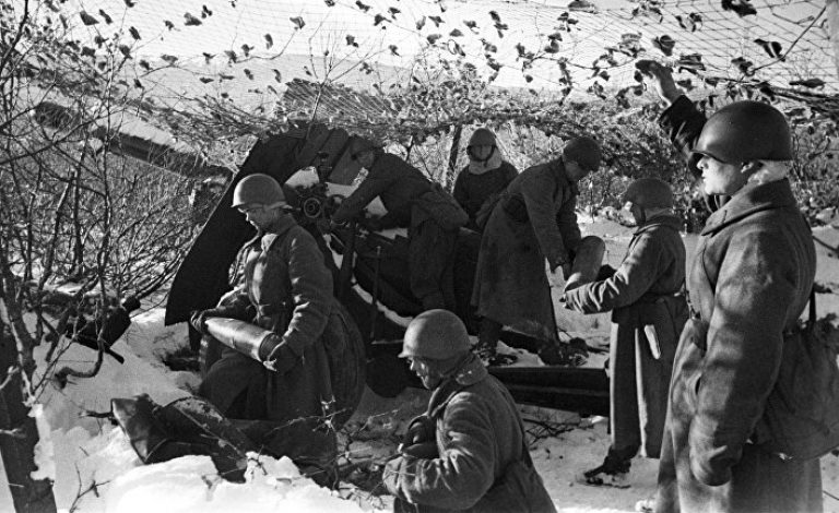 Карельский фронт, 1941 год. П-ов Рыбачий. Артиллерийский расчет батареи старшего лейтенанта Сиротина ведет огонь по врагу.