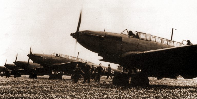 «Бэттлы» 300-й (польской) эскадрильи RAF перед тренировочным полётом, лето 1940 года