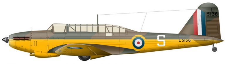 Battle L5136 из состава 9-й B&GS (школы стрельбы и бомбометания) RAF, авиабаза Пенрхос, июль 1940 года. Учебные самолёты RAF полагалось красить целиком в жёлтый цвет, но так делали только в глубоком тылу, а там, где хотя бы в теории могла появиться неприятельская авиация, дополняли эту окраску «боевым» камуфляжем верхних поверхностей. Индивидуальные обозначения в учебных частях использовались не так уж и часто, а такические – и того реже