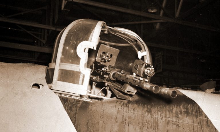 Гидравлическая турель «Бристоль» тип B.I Mk.IV на канадском «Бэттле», раскрашенном под буксировщика мишеней
