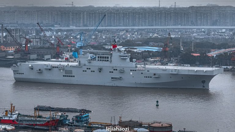 Ходовые испытания второго китайского десантного корабля-дока Тип 075