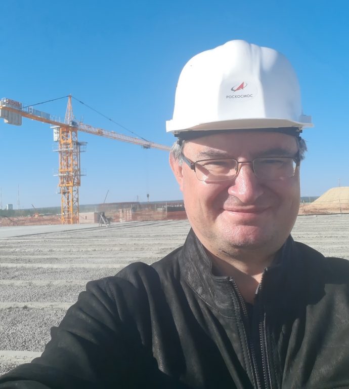Автор статьи А. Первушин на крыше строящегося Командного пункта стартового комплекса ракет-носителей «Ангара» космодрома Восточный; 9 сентября 2020 года