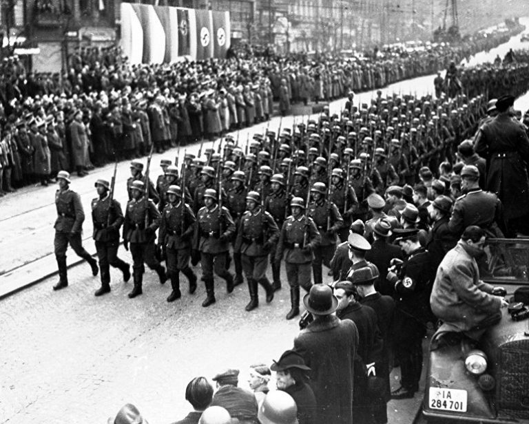 Немецкие солдаты идут по улице Праги, октябрь 1938 года