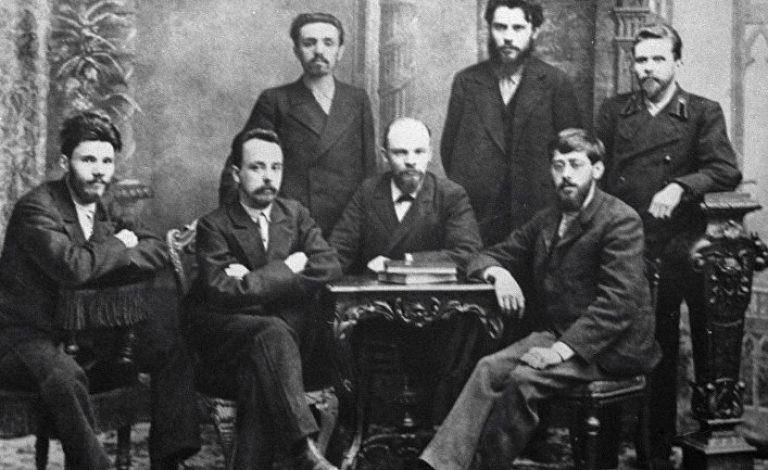 В. И. Ленин (в центре) среди руководящих деятелей петербургской организации "Союз борьбы за освобождение рабочего класса".