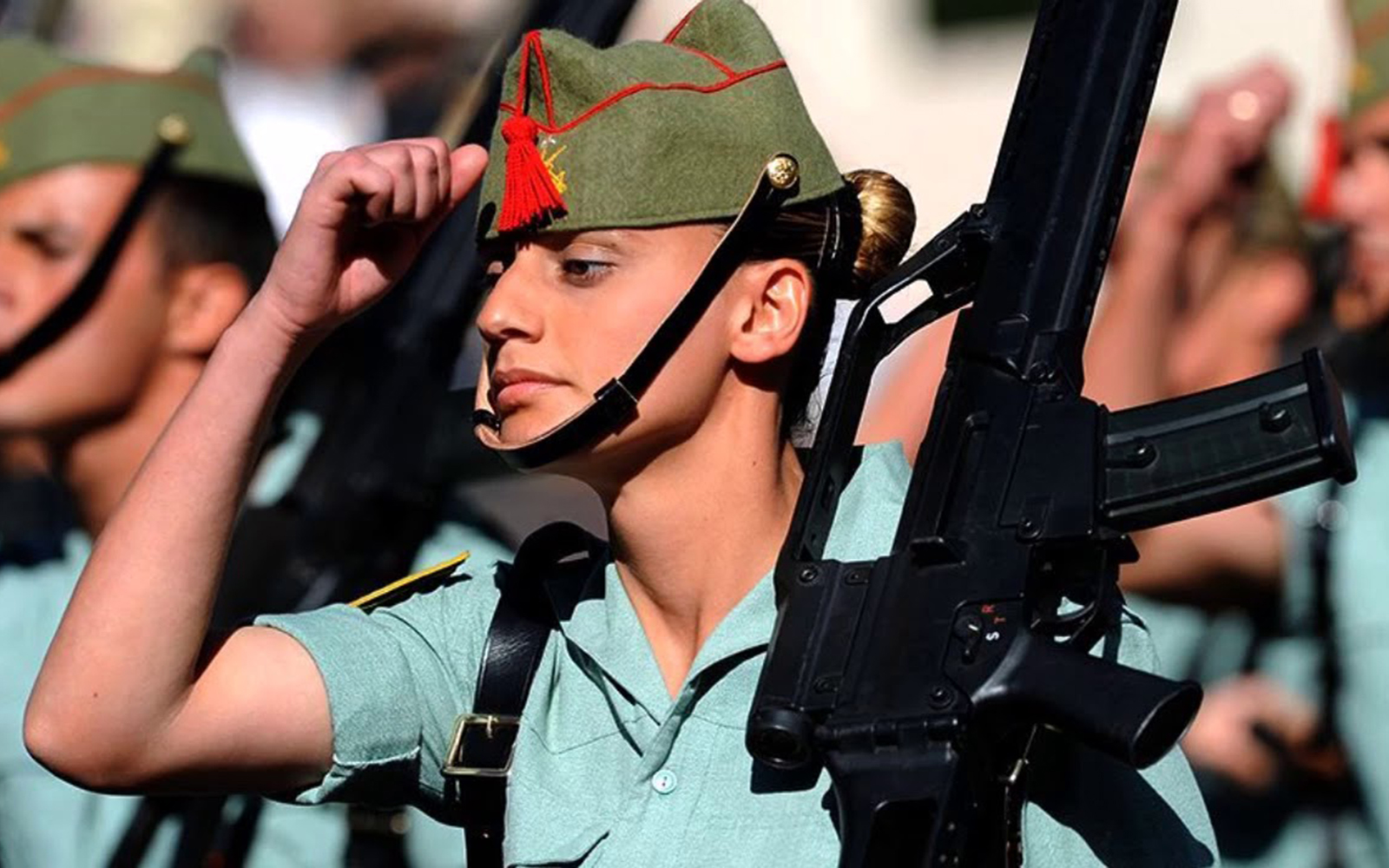 Подразделения женщина. Необычная Военная форма. Испанская армия девушки. Испанская Военная форма женская. Женщины военнослужащие в Испании.