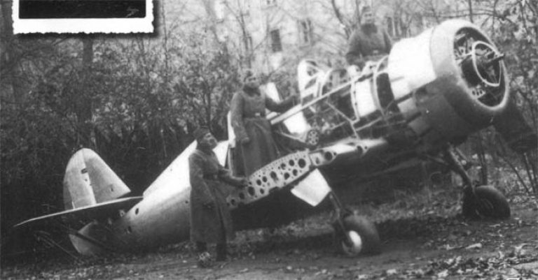немецкие солдаты рядом с недостроенным P.50