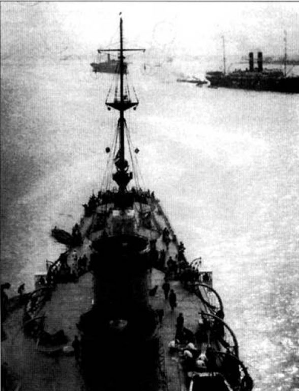 Палубы японских легких крейсеров были выстелены линолеумом. На снимке хорошо виден линолеум на палубе крейсера «Кину», фотография выполнена в 1922 г. с фок-мачты корабля. Листы линолеума крепились к палубе узкими медными полосами. Полосы меди располагались под прямым углом к продольной оси корпуса.