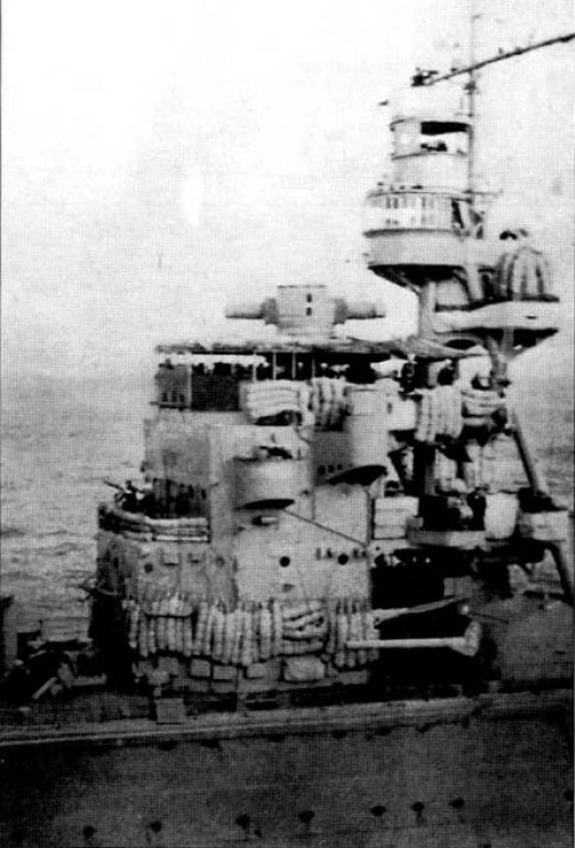    Носовая надстройка крейсера «Абукума», снимок сделан 7 декабря 1941 г. как раз во время атаки Перл-Харбора палубной авиацией с японских авианосцев. Надстройка прикрыта скатками брезента — дополнительная защита от осколков. Во время ремонта 1937–1938 г.г. носовая надстройки крейсера подверглись переделке. На снимке хорошо видно новое орудие главного калибра и дополнительное зенитное вооружение, установленное на надстройке ниже мостика. Ни крыше мостика смонтирован оптический дальномер системы централизованной наводки артиллерии главного калибра. На мачте, сзади, установлена платформа с приборами управления артиллерийской стрельбой.