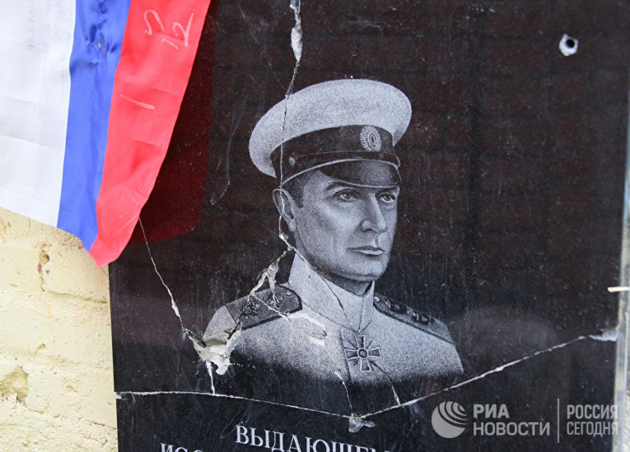 Колчак казань. Памятник адмиралу Колчаку. Мемориальная доска Колчака в Санкт-Петербурге. Памятник Маннергейму в Петербурге.
