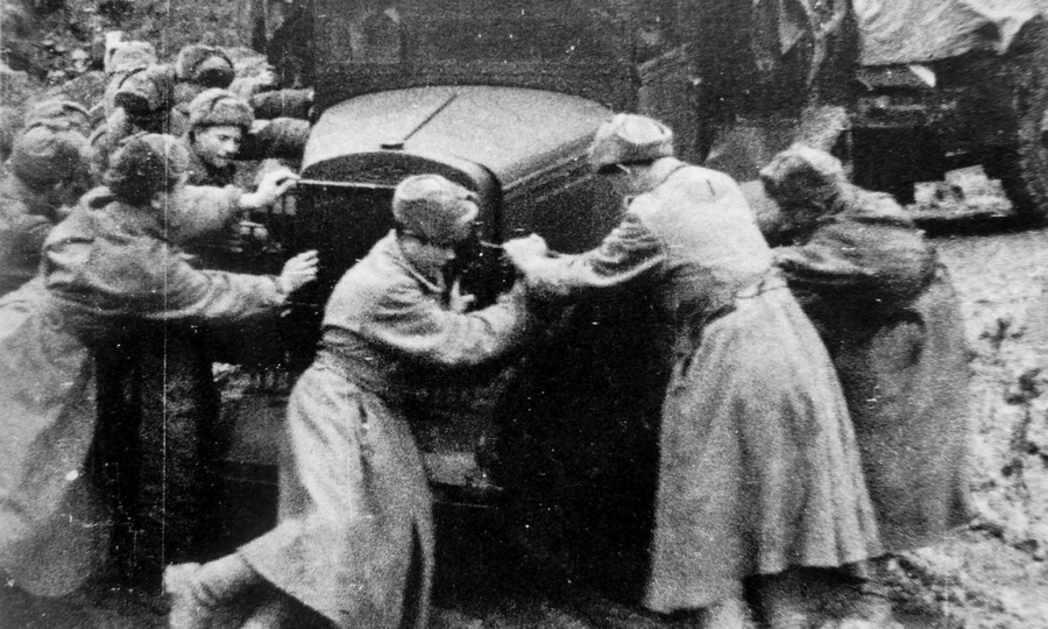 Солдаты толкают машину. Грузовик военный 1941-45. Фронтовая машина. Солдаты живут читать