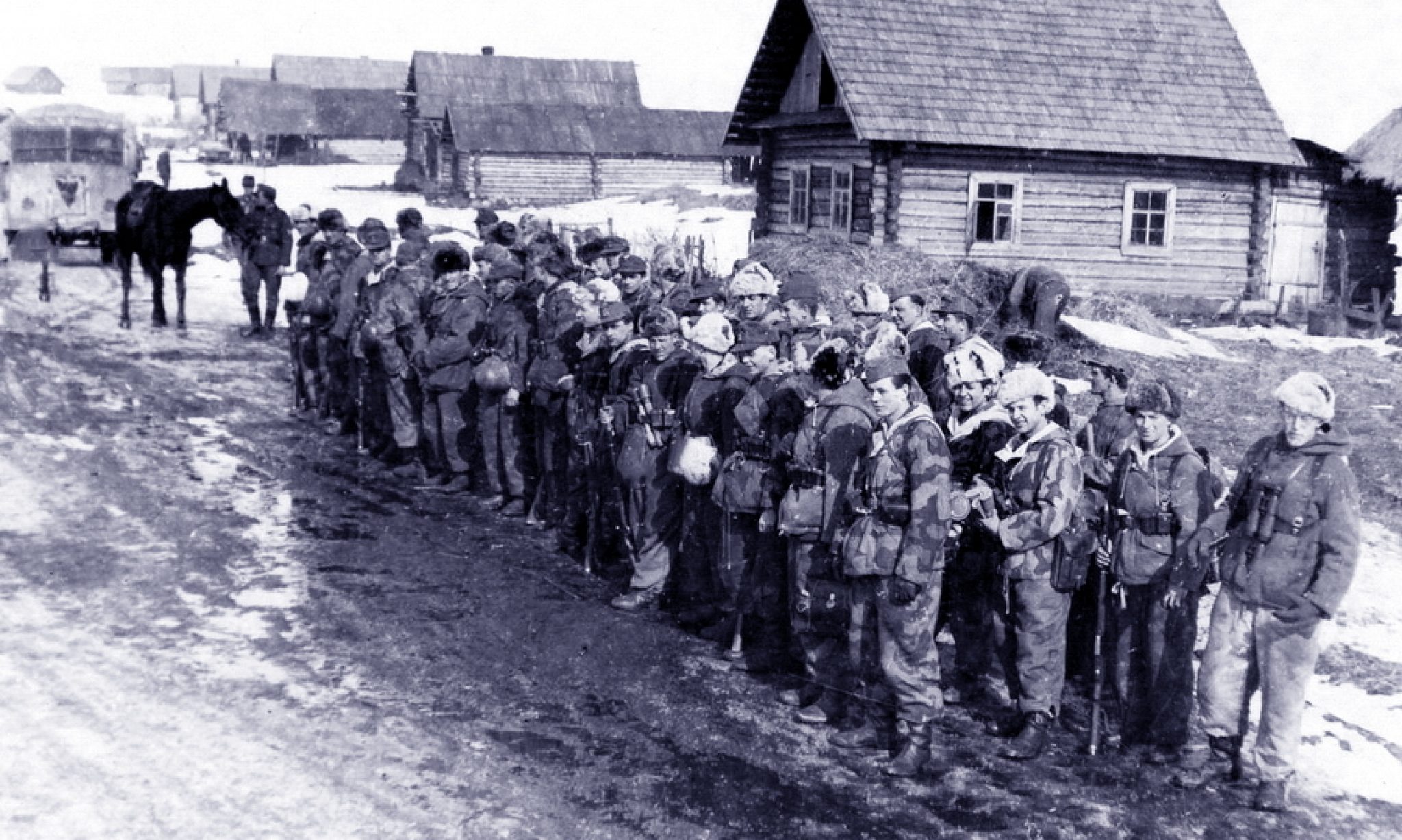 Первые населенные пункты. Пехота зимы 1943. Немцы берегли своих солдат. Вермахт зима построение.