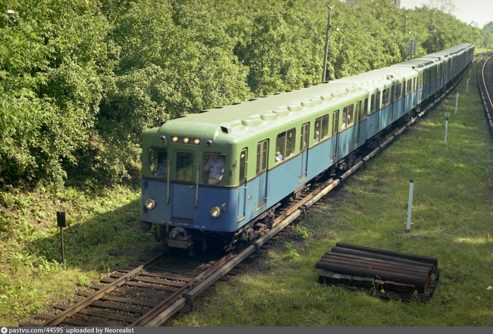 Поезд из предшественников типа Дв - вагонов типа Д в московском метро